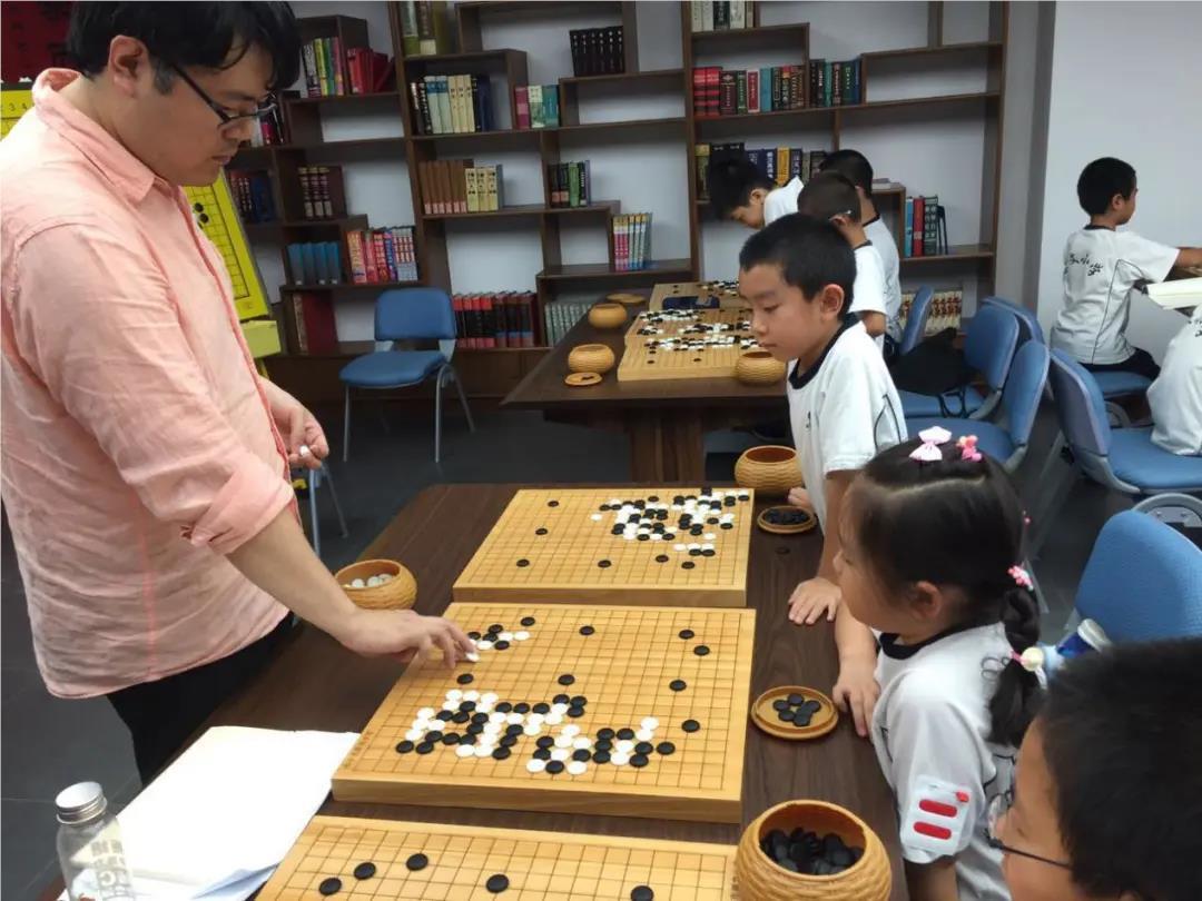 北京爱棋道围棋机构分享孩子学围棋的较佳年龄