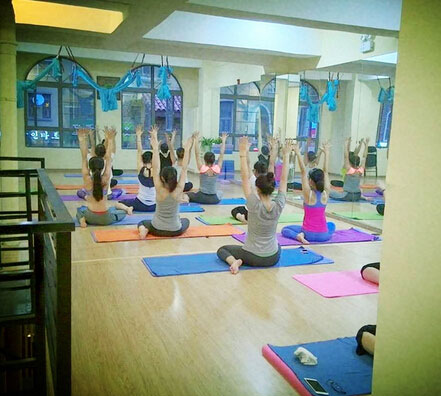 青岛城阳区瑜伽培训馆室内瑜伽练习中