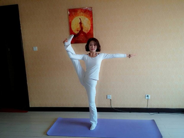 青岛崂山区瑜伽馆室内瑜伽练习中