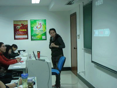 杭州新东方老师讲课情景