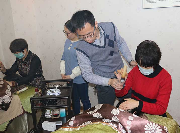 讲师袁磊老师传授中医灸疗技术、拔罐疗技术