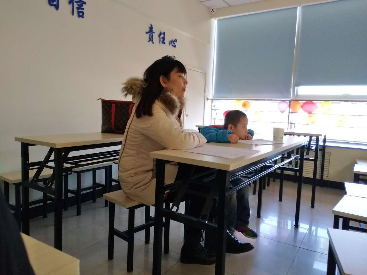 老师陪孩子上课