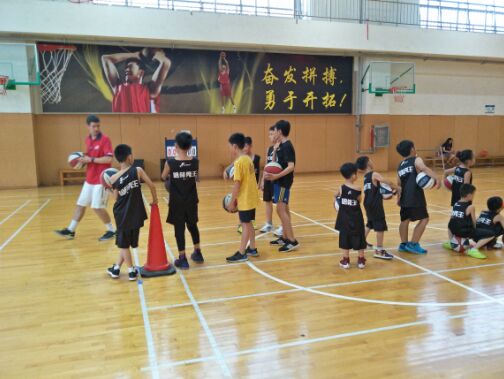 哈林秀王国际英语篮球培训学校