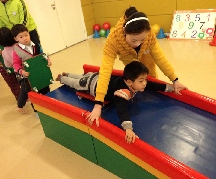 武汉儿童滑梯俯冲训练课堂环境