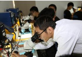 广州核芯教育手机维修培训学员上课图片1