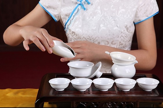 南京品饮普洱茶的动作要领