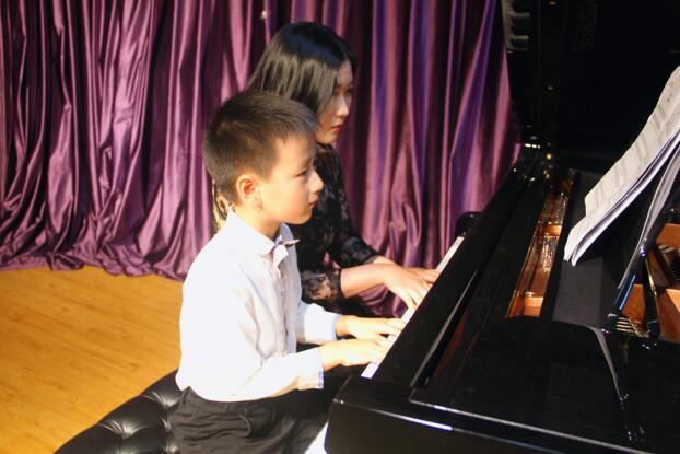 艺校培训中心孩子学钢琴入门家长如何做
