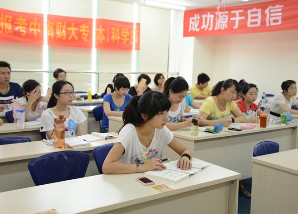 萍乡仁和会计培训学校：学生在教室进行实操训练