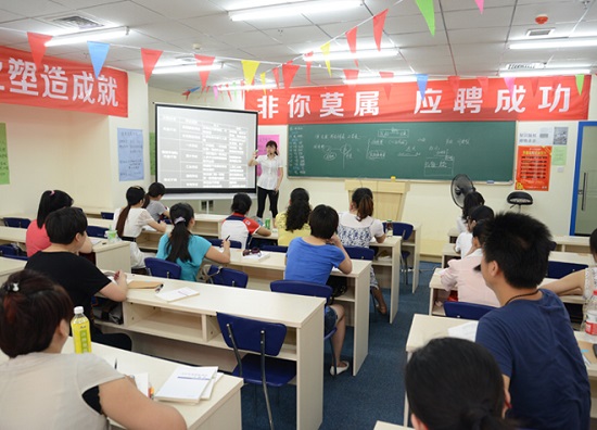 萍乡仁和会计培训学校学生在教室学习理论知识