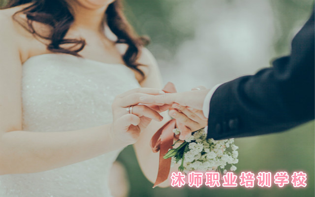 重庆哪里有学婚礼主持的培训学校