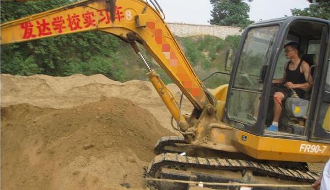 郑州挖掘机培训学校哪家教的好