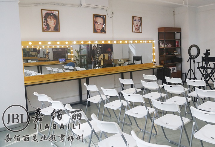 上海松江区哪里有比较专业的化妆培训机构
