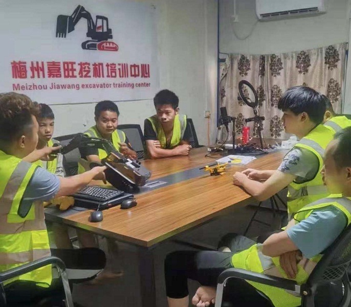 广东梅州挖掘机培训学校环境