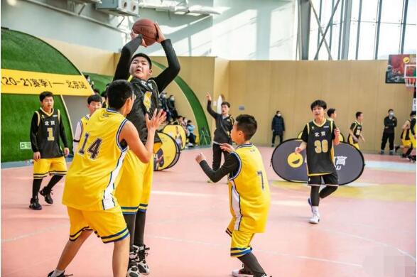郑州儿童学习篮球进攻时站立姿势