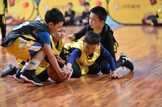 郑州儿童刚开始打篮球要学什么技巧